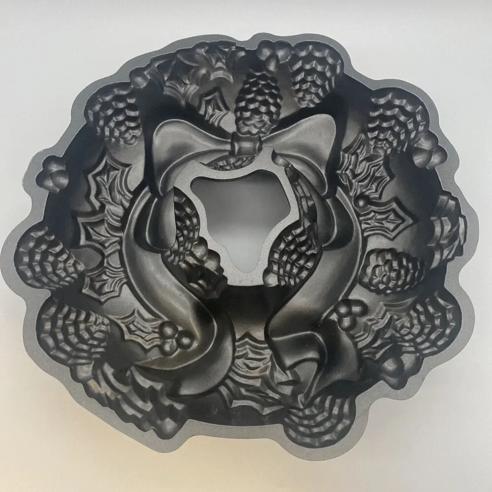Nordic Ware Holiday Christmas Wreath Bundt Cake Mold Pan